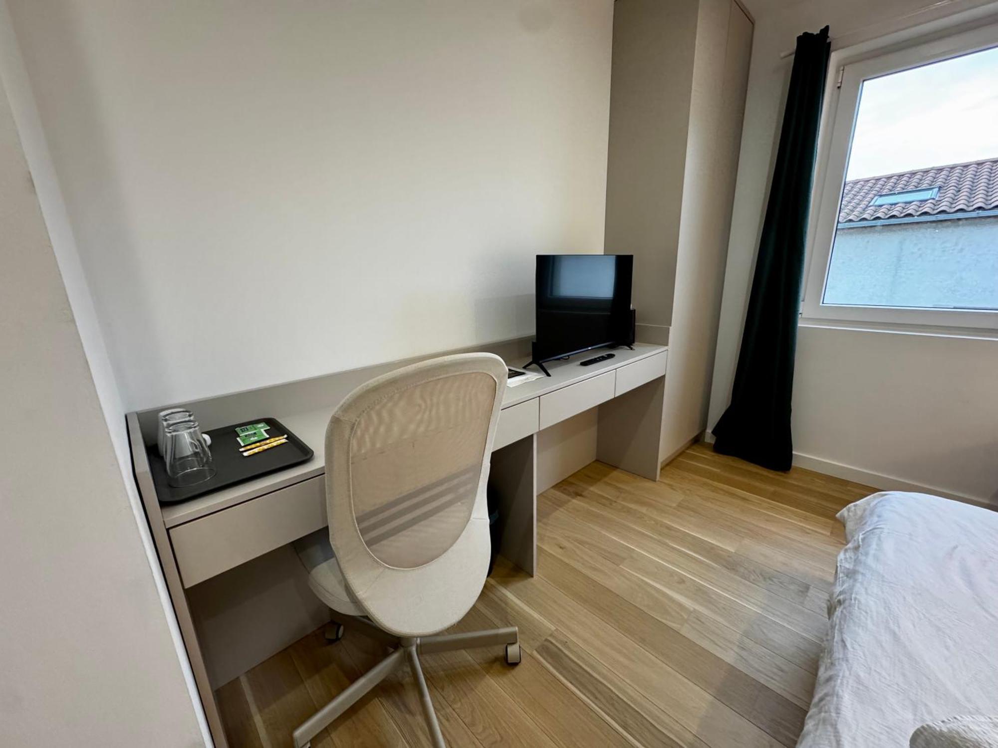Chambre Privee Climatisee Avec Salle De Bains Partagee-Le Sapin Genay (Rhone) Luaran gambar