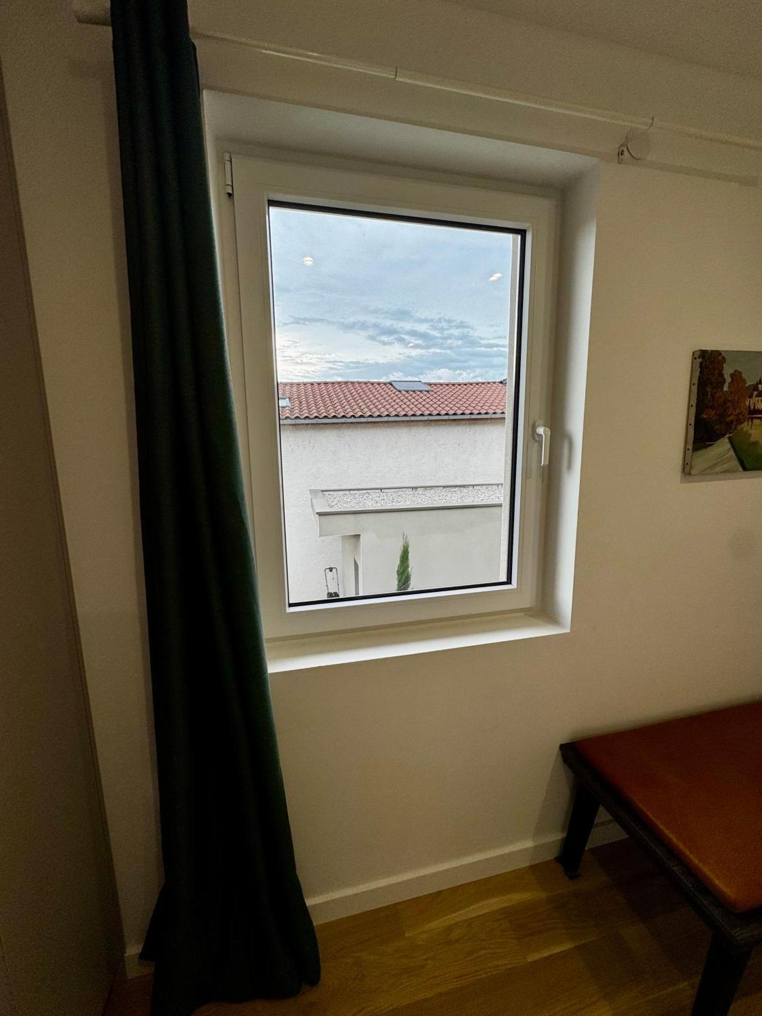 Chambre Privee Climatisee Avec Salle De Bains Partagee-Le Sapin Genay (Rhone) Luaran gambar